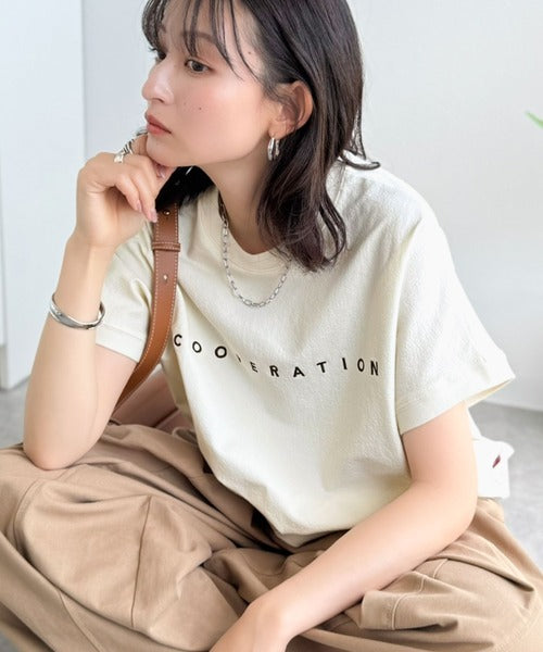 《JaVaジャバコラボ》【イージーケア機能付き】洗練されたミニマルロゴで上品見せ。 刺繍ロゴ フレンチスリーブTシャツ jv1020337