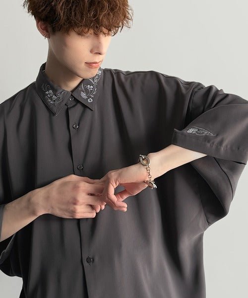 「雰囲気アガる。」衿刺繍ドレープドルマンシャツ／Embroidered Collar Draped Dolman Shirt co1010004