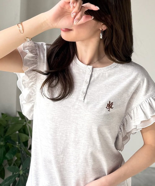【mily bilet】ふわっと華やか、でも凛と。袖フリルコンパクトTシャツ mi1329092