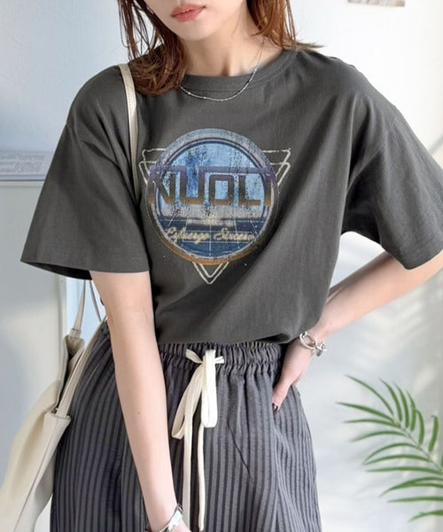 《JaVaジャバコラボ》遊びと余裕をこの1枚で。コットン100％コンパクトグラフィックロゴTEE（半袖） jv1050367