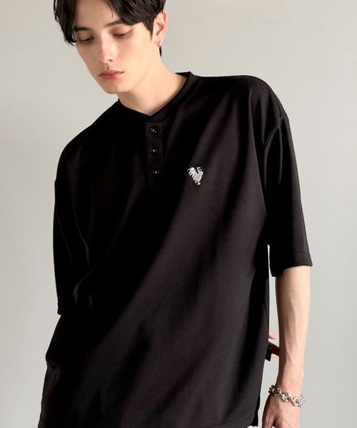 「大人びた遊び心。」刺繍入りハイクオリティダブルフェイス素材バンドカラーポロシャツ／Embroidered High-Quality Double Face Band Collar Polo co1150027