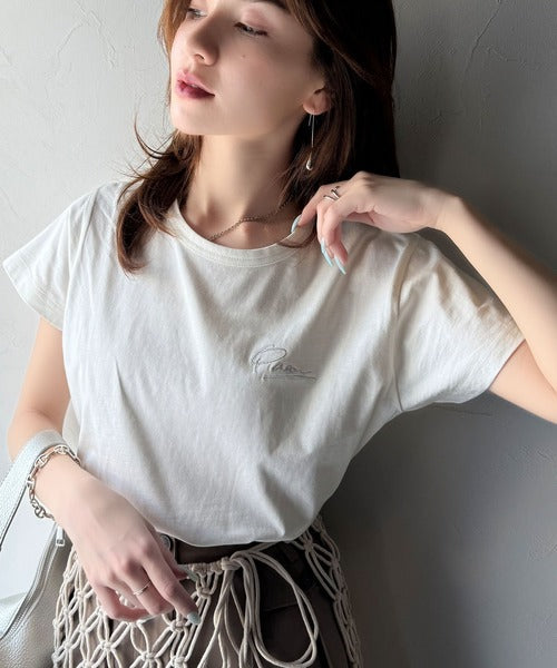 【sustaina+】こなれ感たっぷり。オーガニックコットン100％胸元PAEAN刺繍Tシャツ(半袖) ce1260401
