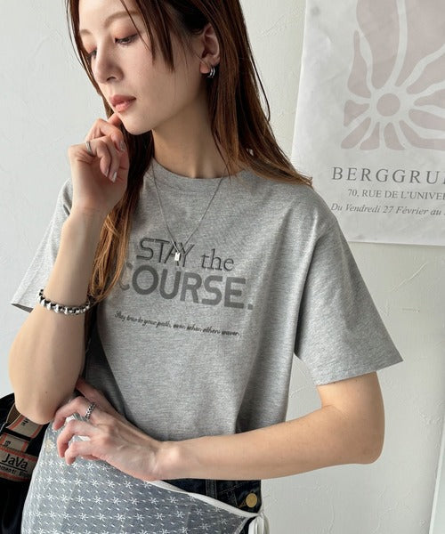 【sustaina+】シンプルなのに格上げ感抜群。オーガニックコットン100%前後2wayロゴ刺繍＆フロッキーTシャツ(半袖) ce1260399