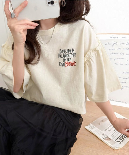 ほどよい甘さと抜け感を。大人かわいい綿100%袖フリル胸刺繍トップス(半袖) ce1020338