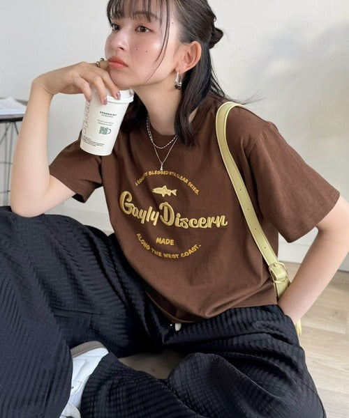 《JaVaジャバコラボ》刺繍とプリントが織りなす唯一無二のデザイン。綿100％おさかな刺繍Tシャツ jv1050359