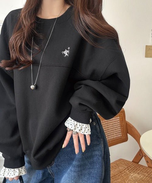 ちらっと覗くフリルで、いつものお洒落を格上げ♪袖先ドット柄フリル使い胸元刺繍入りオーバーサイズ裏起毛スウェット（長袖） ce1260636