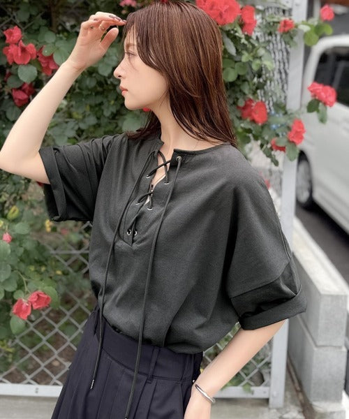 《JaVaジャバコラボ》胸元ひとくせ、抜け感ひとさじ。綿100％ バックロゴプリント 胸元レースアップTシャツ(半袖) jv1260458