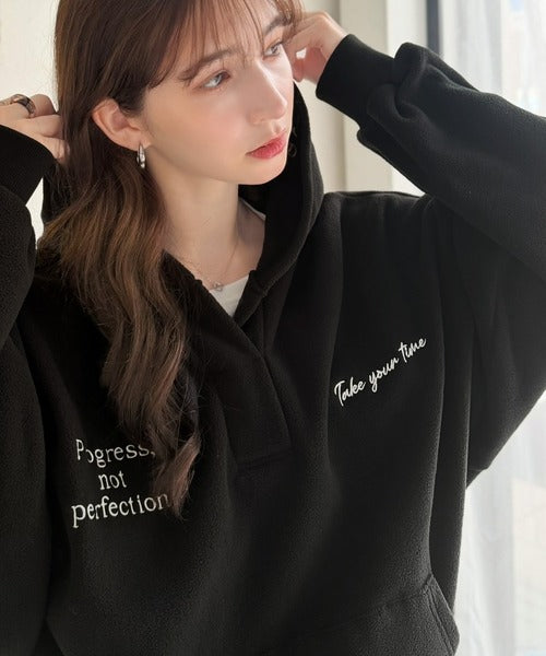 ふわっとあったか、秋冬の“欲しい”をぎゅっと♪刺繍デザインスキッパー衿フリースパーカー ce1020395