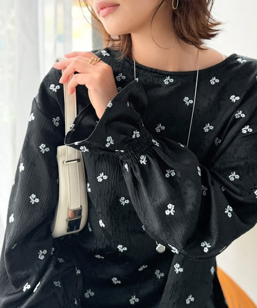 【Classical Evon】品よく、大人の装いに華やぎを。ジャガード小花柄キャンディスリーブブラウス（長袖） ev1025023