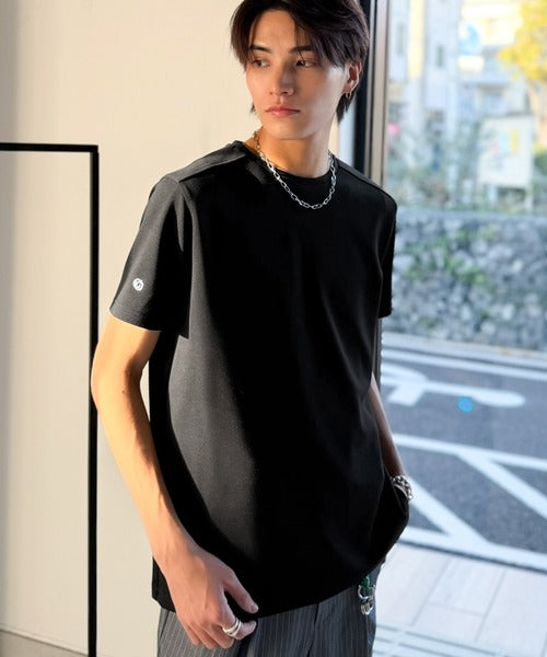 【接触冷感機能付き】肩切り替え袖刺繍ショート丈ダンボール素材Tシャツ／Shoulder Panel Cropped Double-Knit T-Shirt co1010055