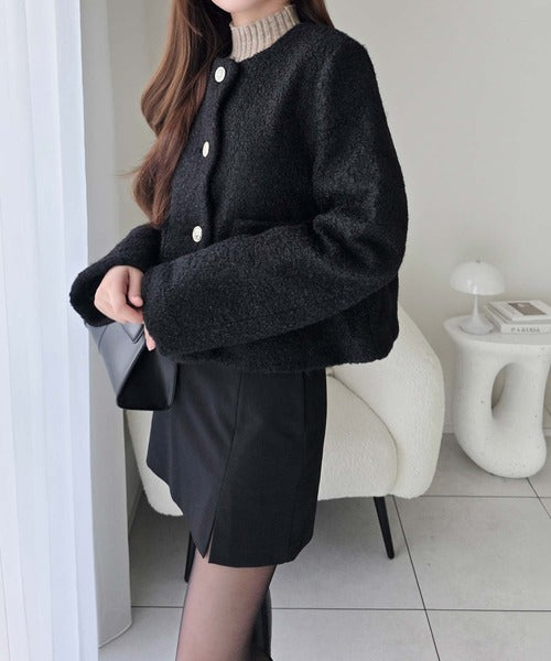 【mily bilet】上品フェミニンの代表格♪触り心地に遊び心あり。ゴールドボタン ウェーブノーカラージャケット mi1019156