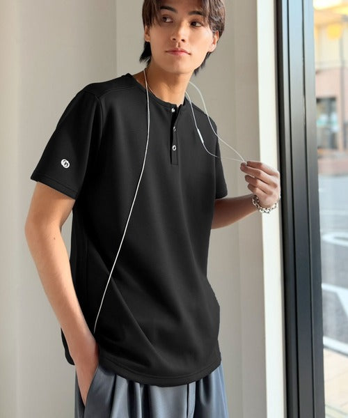 【接触冷感機能付き】肩切り替えショート丈ダンボール素材ヘンリーネックTシャツ／Shoulder Panel Cropped Double-Knit Henley T-Shirt co1010056