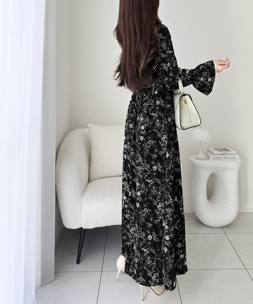 【mily bilet】着るだけで華やぐ、大人可愛い花柄ワンピース。キャンディスリーブプリーツワンピース (ロング丈) mi1139120