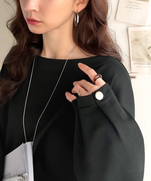 一枚で、品よく華奢見え。袖タック×マットゴールドボタン使い ボートネックポンチ素材プルオーバー（長袖） ce1260639