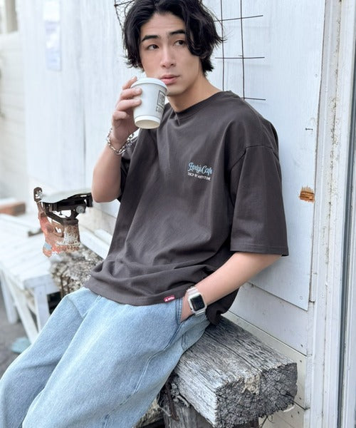 《JaVaジャバコラボ》遊び心のあるカフェロゴが映えるバックプリントT。刺繍使いハンバーガーデザインTシャツ jo1320016