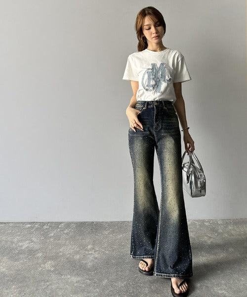 【mily bilet】動くたび、キラキラ輝くビジューストーンが主役。ヴィンテージライクフレアデニムパンツ mi0909012