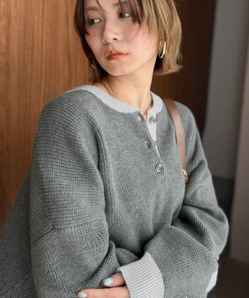 《JaVaジャバコラボ》ふっくら、袖たっぽり。ワッフル編みヘンリーネックオーバーサイズ配色ニット jv1350022