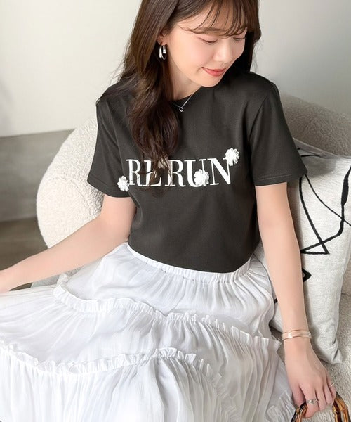 【mily bilet】フロント刺繍でさりげなく華やぐ♪ 立体花モチーフＴシャツ（半袖） mi1359053