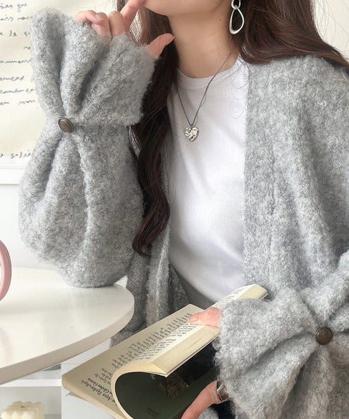 袖まで可愛い、ゆるっと愛されシルエット。キャンディスリーブ袖ボタンブークレーカーディガン ce1410020