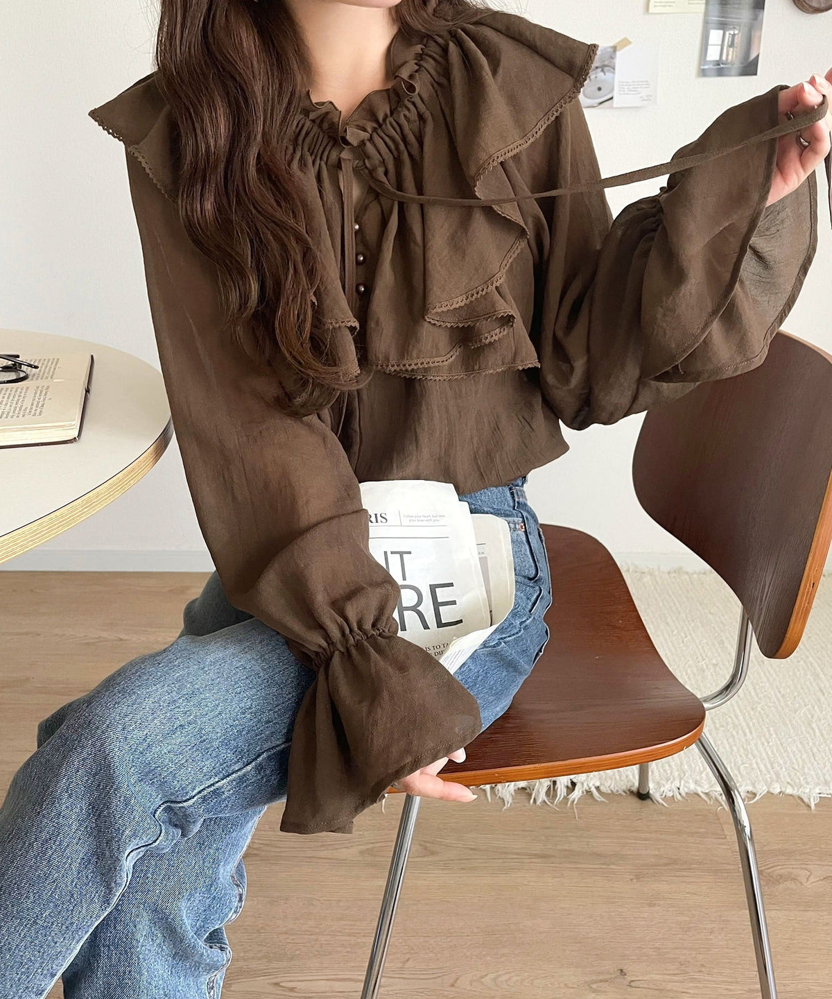 【mily bilet】ふんわりシルエットが魅せる、上品フェミニンスタイル。前後2WAYピコレース使いフリル襟コットンボイルブラウス mi1019099