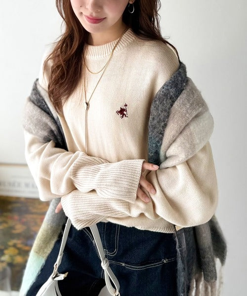 さらり抜け感ある着こなしが叶う。胸刺繍サムホール付きシンプルニット ce1050309