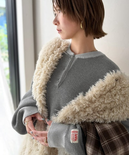 《JaVaジャバコラボ》ふっくら、袖たっぽり。ワッフル編みヘンリーネックオーバーサイズ配色ニット jv1350022