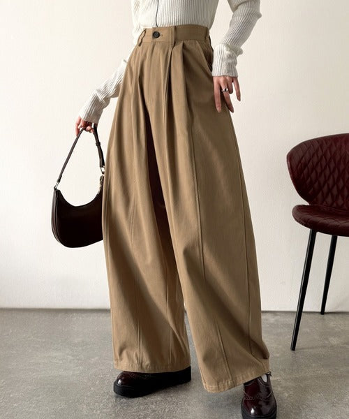 《JaVaジャバコラボ》カーブで魅せる、抜け感シルエット。綿100％コットンツイルバレルレッグタックパンツ jv1240111