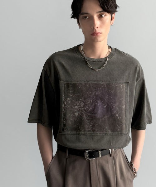 「オリジナリティ。」ピグメント加工ダブルレイヤーデザインプリントTシャツ／Pigment-Dyed Double-Layered Design Print T-Shirt co1010002
