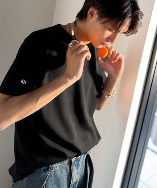 【接触冷感機能付き】肩切り替え袖刺繍ショート丈ダンボール素材Tシャツ／Shoulder Panel Cropped Double-Knit T-Shirt co1010055