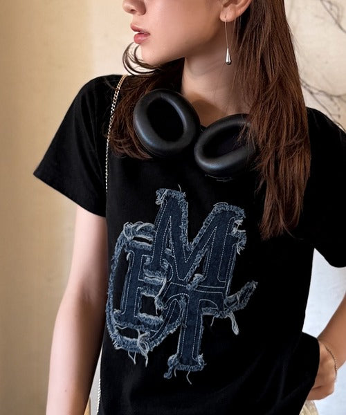 【mily bilet】遊び心を忍ばせておしゃれを一新。デニムフリンジワッペン使いTシャツ mi1329037