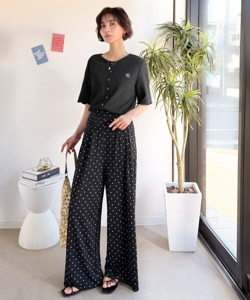 小さめ刺繍の上品さで、ラフなのにきれい見え。胸刺繍メロウワッフルカーディガン（半袖） ce1110192