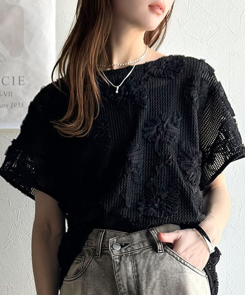 大人のおしゃれ度ワンランクアップ。チュールフラワーコード刺繍半袖Tシャツ ce1260429