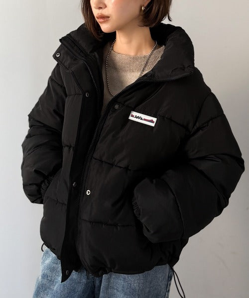 《JaVaジャバコラボ》トレンド感も暖かさも叶える。ショート丈スタンドネック中綿ジャケット jv1240095