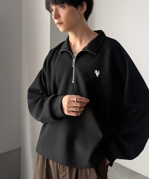 胸刺繍ダンボール素材オーバーサイズショート丈ドルマンスリーブハーフジッププルオーバー（長袖）／Chest Embroidered Double-Knit Oversized Cropped Dolman Sleeve Half-Zip Pullover co1010072