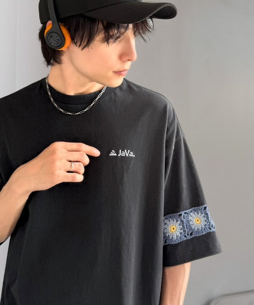 《JaVaジャバコラボ》袖先に遊びと清涼感を。袖クロシェ編み 配色切り替えデザインTシャツ jo1150094
