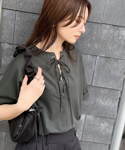 《JaVaジャバコラボ》胸元ひとくせ、抜け感ひとさじ。綿100％ バックロゴプリント 胸元レースアップTシャツ(半袖) jv1260458