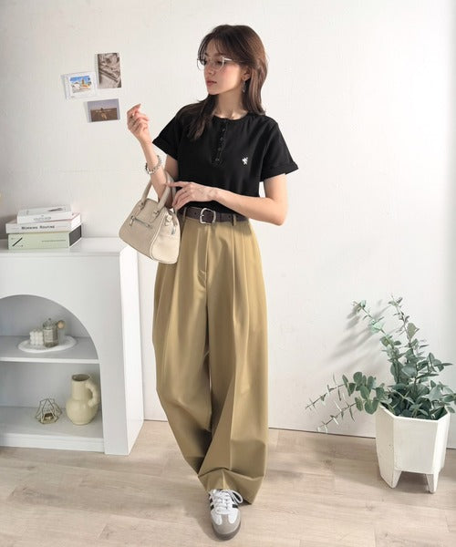 すっきり華奢魅せ。袖ロールアップ胸刺繍入りヘンリーネックリブTシャツ (半袖) ce1410009