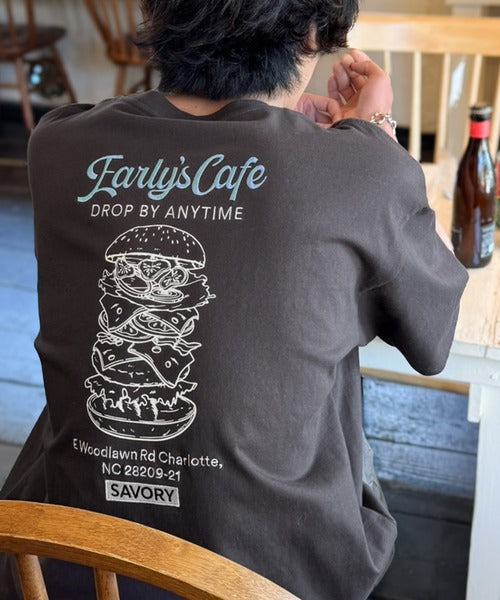 《JaVaジャバコラボ》遊び心のあるカフェロゴが映えるバックプリントT。刺繍使いハンバーガーデザインTシャツ jo1320016