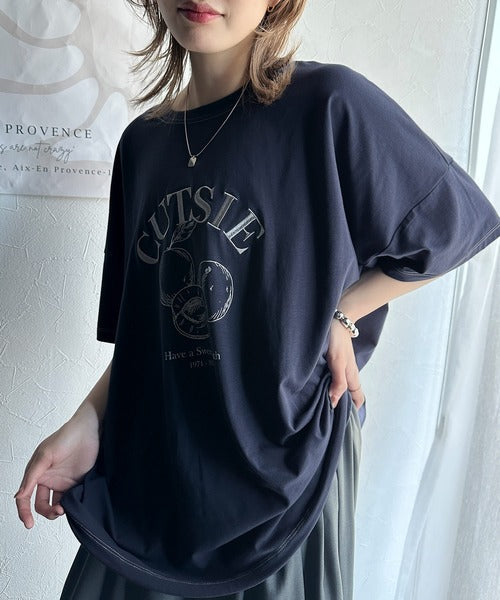 毎日のスタイルを楽しく彩る。前後2way裾ドロストフルーツグラフィックTシャツ ce1050269