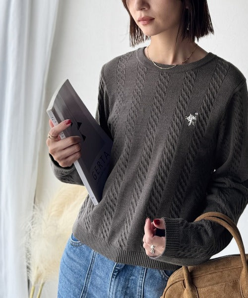 大人のためのコンパクトニット。胸刺繍ショート丈ケーブル編みニット（長袖） ce1260453