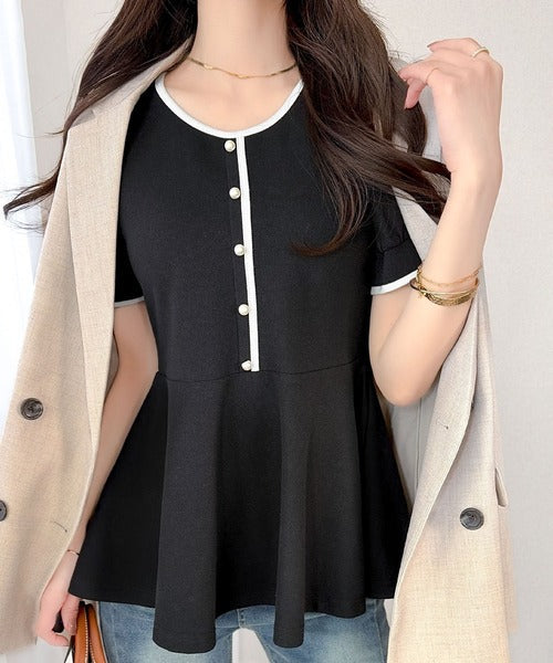 【mily bilet】上品さも可愛さも、大人バランスで。パール釦配色デザインパフスリーブペプラムトップス（半袖） mi1359051