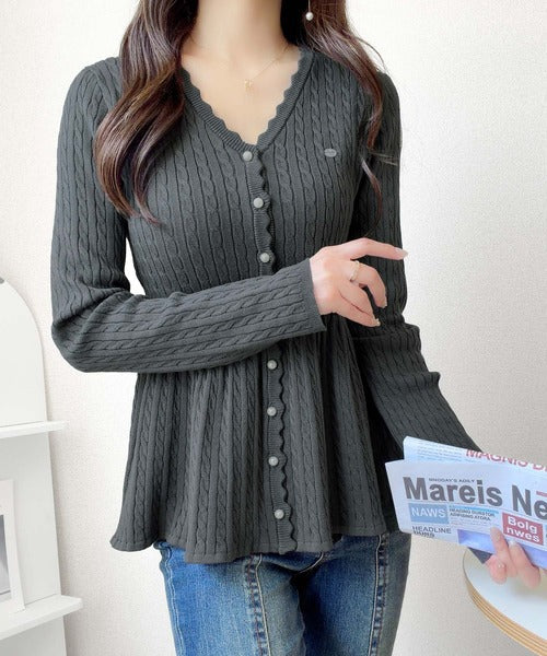 【mily bilet】いつものペプラムを、ケーブル編みで上品に。プレート付き パールボタン ケーブル編みペプラムニットカーディガン(長袖) mi1359059