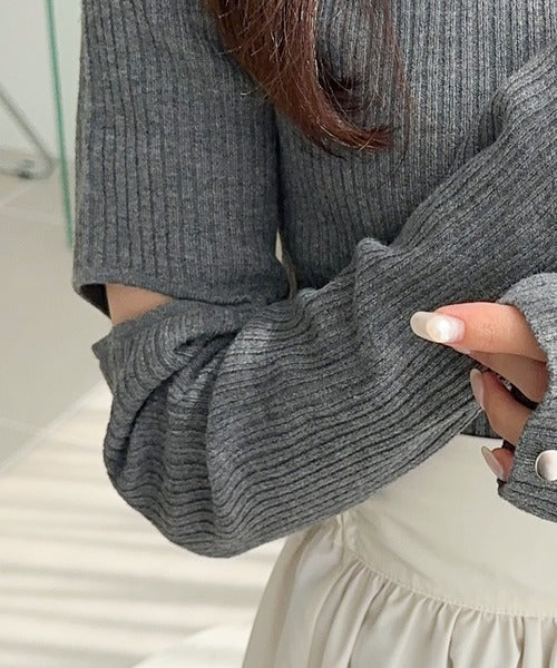 【mily bilet】ニットで作る綺麗めカジュアル。袖スリット＆ボタン使いハイネックリブニット mi1029047