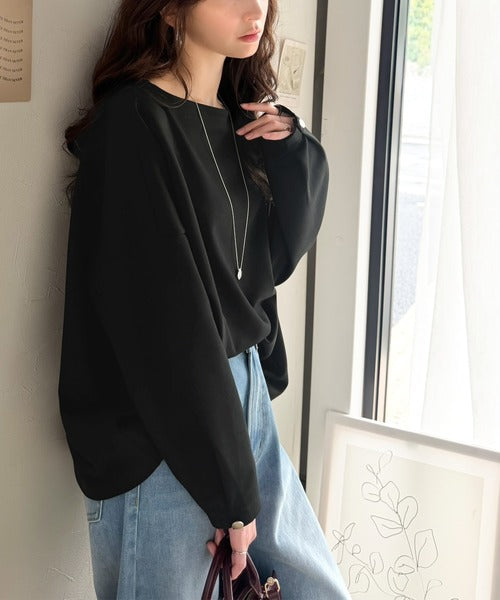 一枚で、品よく華奢見え。袖タック×マットゴールドボタン使い ボートネックポンチ素材プルオーバー（長袖） ce1260639