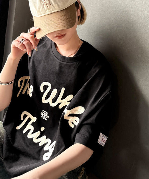 《JaVaジャバコラボ》】“トレンドを纏う”コード刺繍ロゴTシャツ(オーバーサイズ) jm1329032
