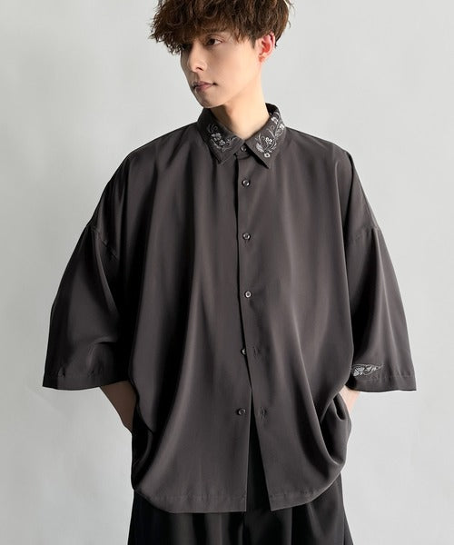 「雰囲気アガる。」衿刺繍ドレープドルマンシャツ／Embroidered Collar Draped Dolman Shirt co1010004