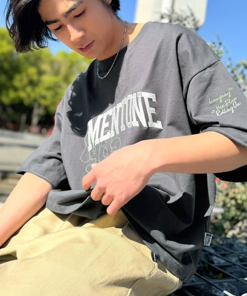 《JaVaジャバコラボ》【吸水速乾機能付き】Tシャツ派にこそ試してほしい！さらっと夏場も快適なカレッジロゴ 飛び刺繍 ミニ裏毛Tシャツ jo1150097