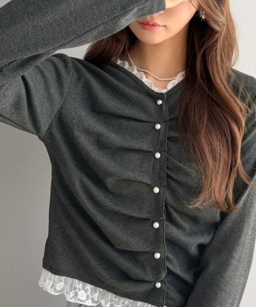 【mily bilet】レース×ギャザー×パールボタンで甘さをぎゅっと。テレコレース前立てトップス（長袖） mi1359077