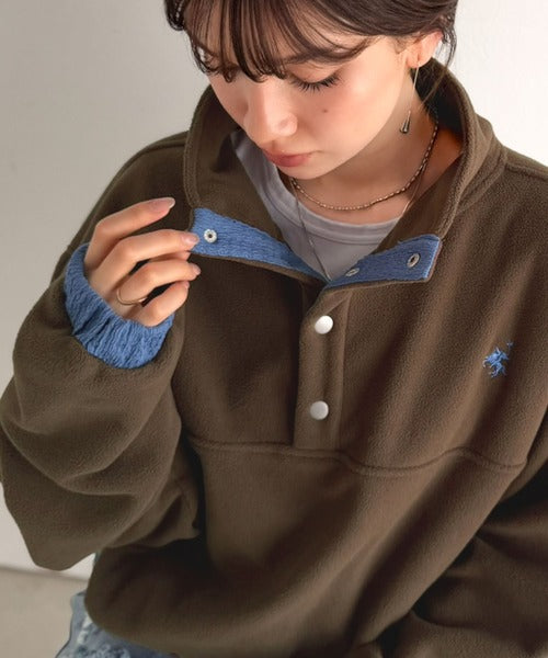 《JaVa ジャバコラボ》暖かさも、お洒落感も、欲張りに。胸刺繍ジャガード切り替えハーフボタンフリースプルオーバー jv1010674
