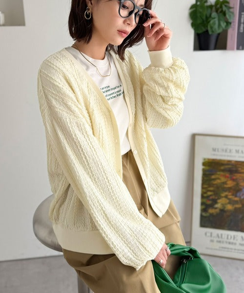 こんなの欲しかった！を叶える一着。羽織りやすくて、主役級。フリルジャガードVネックカーディガン（長袖） ce1350032